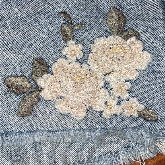 Jean shorts- flower stitching - Picture 3 of 3